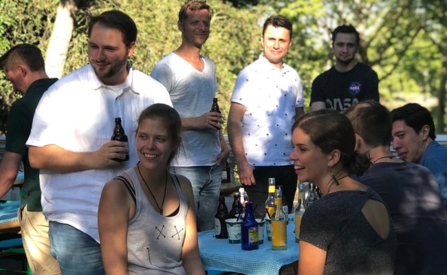 Kollegen beim BBQ in unserem Garten